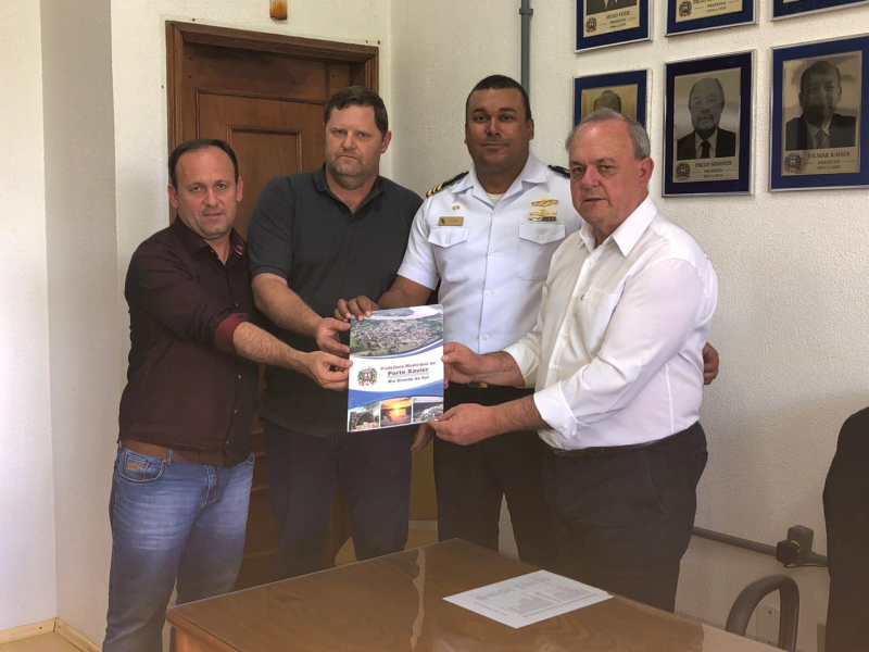 PREFEITURA ENTREGA ESCRITURA DE DOAÇÃO À MARINHA DO BRASIL